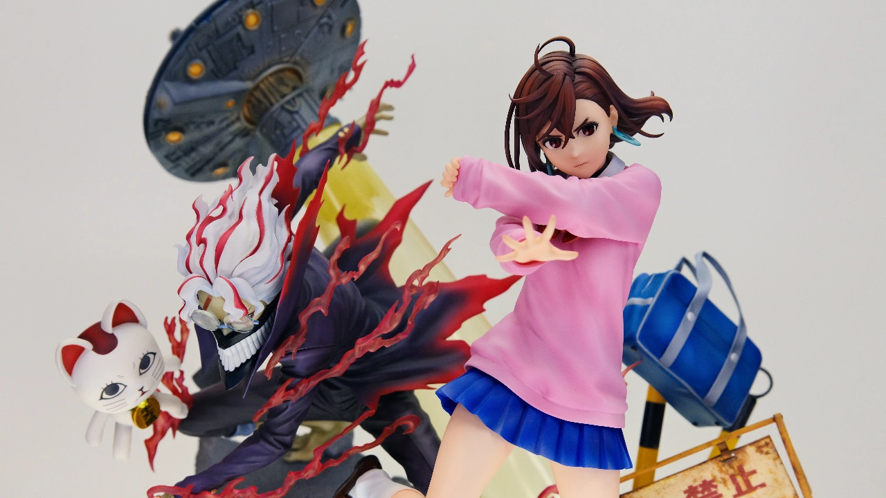 ダンダダン モモ、オカルン(変身)、ターボババア(招き猫)